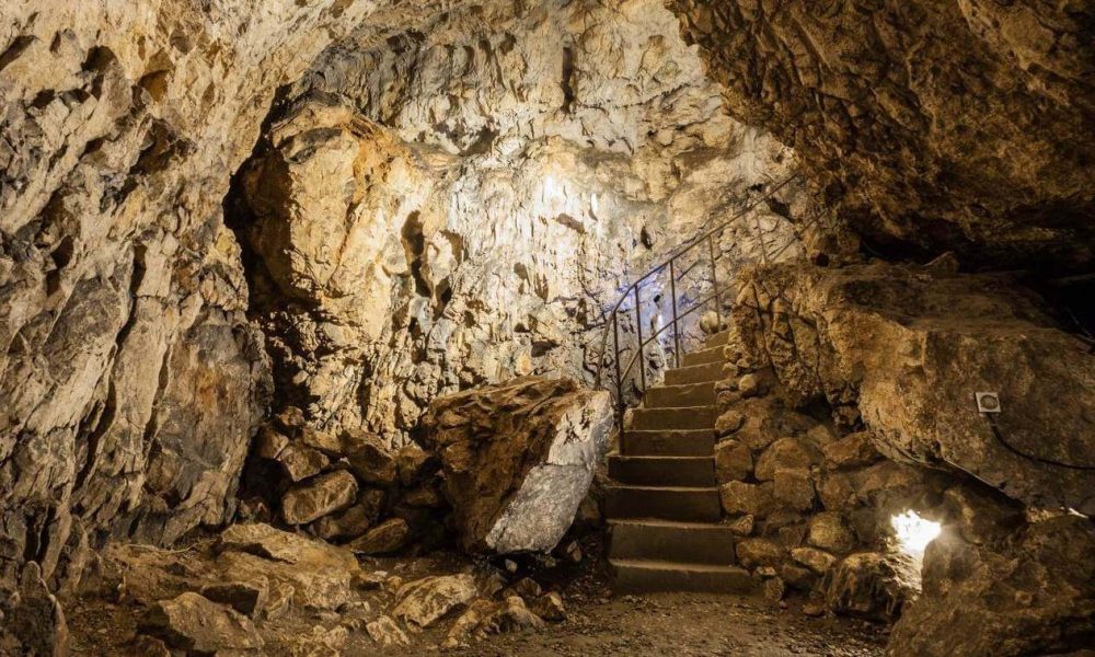 Jaskinia Wierzchowska Jura wycieczka szkolna